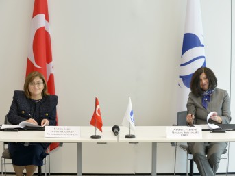 Nandita Parshad and Fatma Sahin from the Gaziantep Green Cities Signing 1